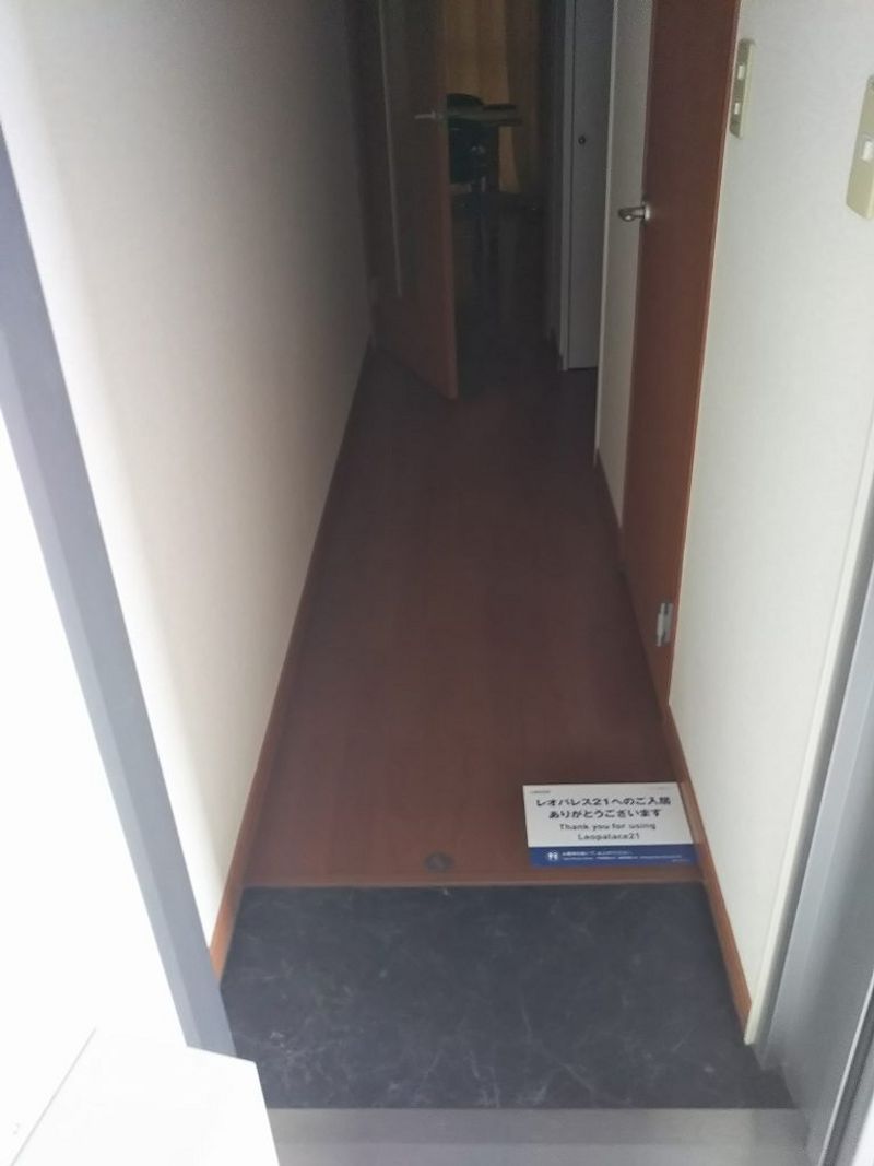 レオパレスサンモリッツ 玄関