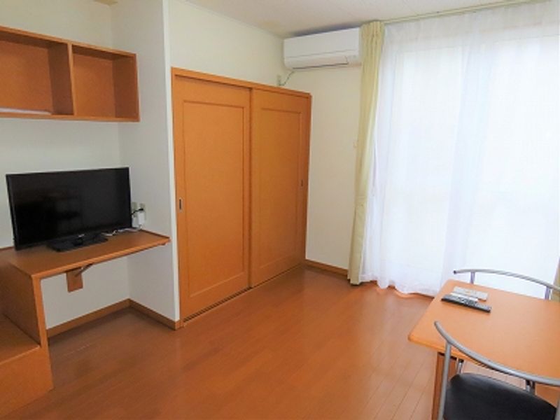 レオパレスフローリッシュ 居間
