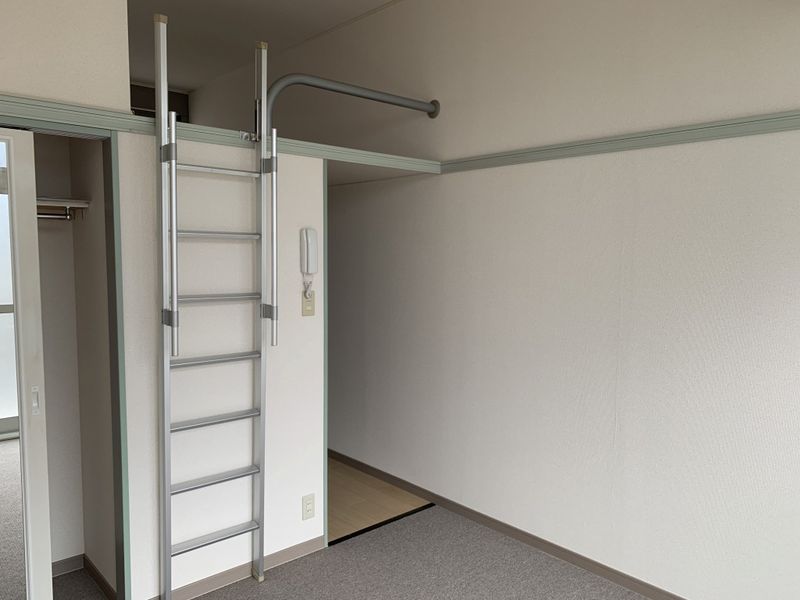 レオパレス栗林 寝室