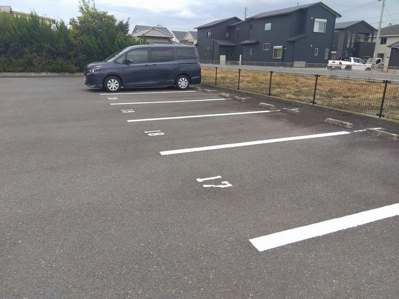 レオパレスラ　スリーズ 駐車場