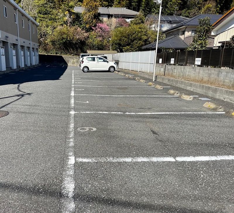 レオパレスパピヨン 駐車場