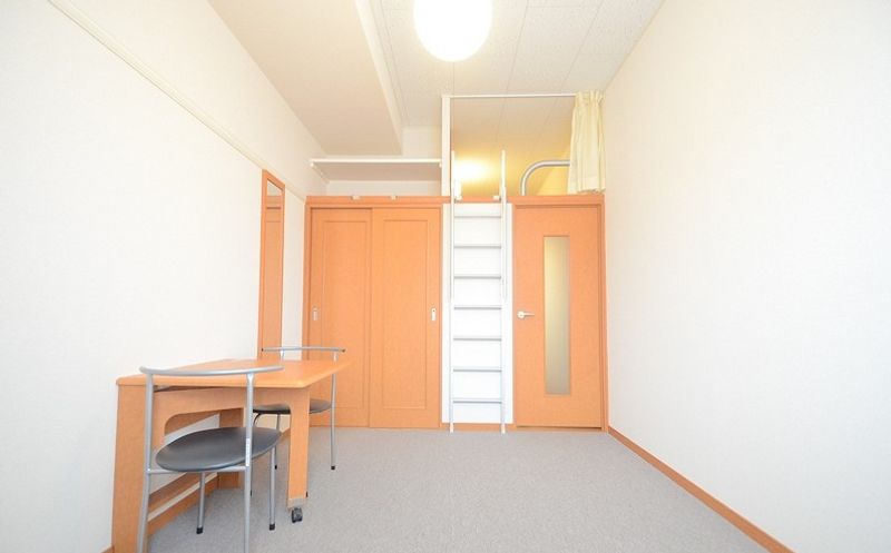 レオパレスルシータ２１ 居間