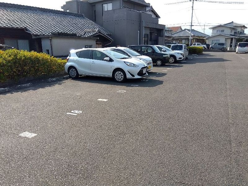 レオパレスラクティ 駐車場