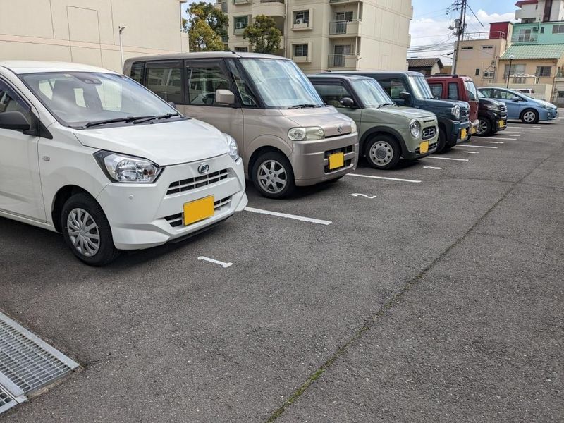 レオパレスグレイス木太 駐車場
