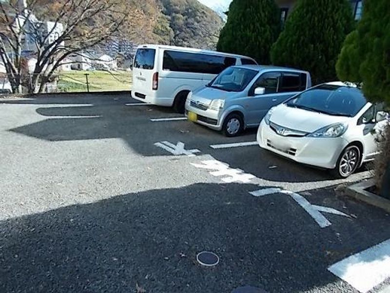 レオパレス八坂 駐車場