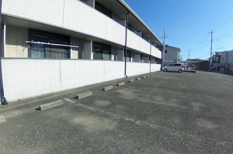 レオパレスＬｅｓ　Ａｍｉｅｓ 駐車場