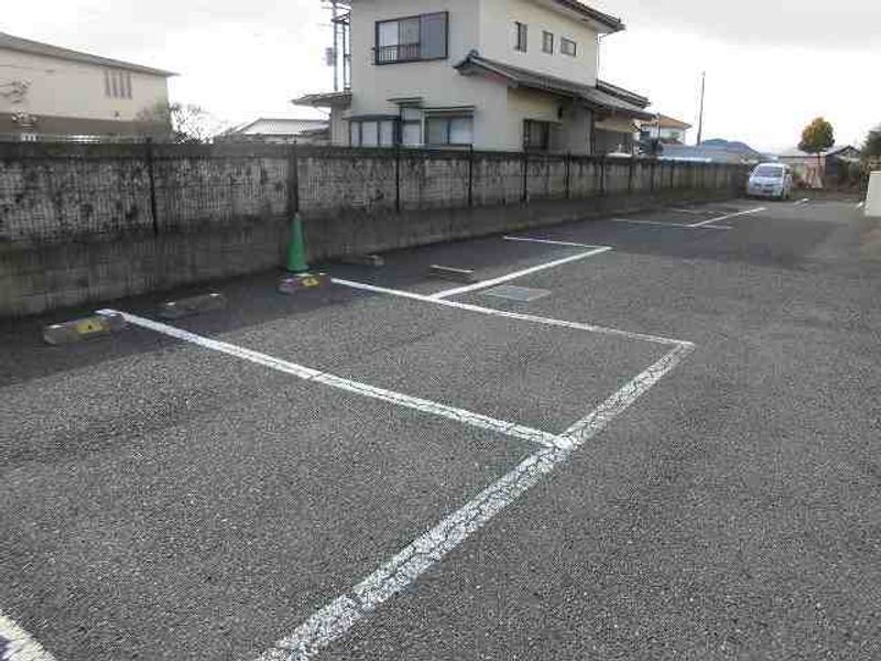 レオパレスフロラシオン 駐車場