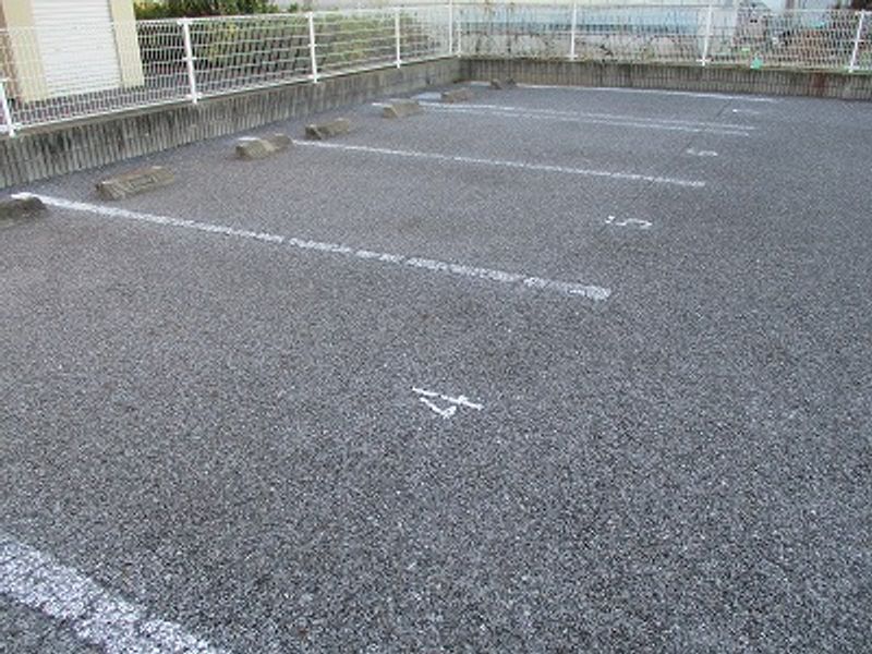 レオパレスヴェルドミール 駐車場