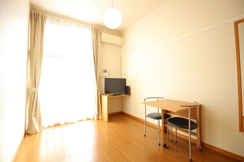 レオパレスクリスタ住吉 居間