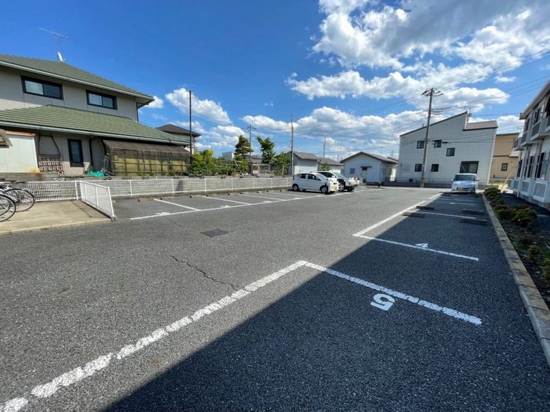 レオパレスグランドール 駐車場