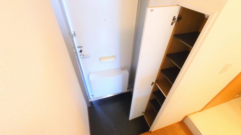 レオパレスやまろ 玄関
