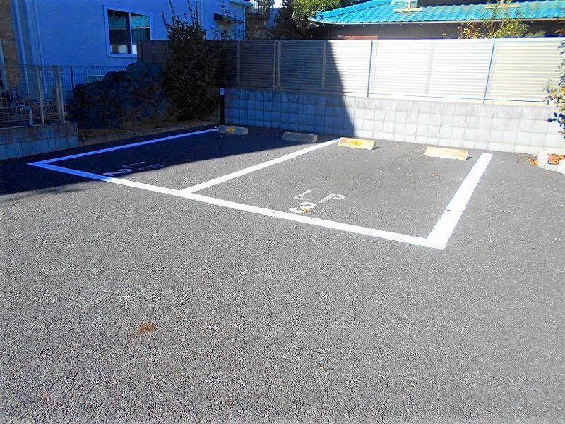 レオネクストグラードＫ 駐車場