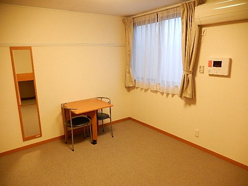 レオパレスラーナ 居間