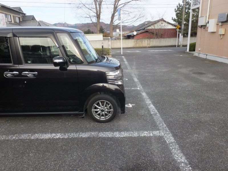 レオパレスアストル 駐車場