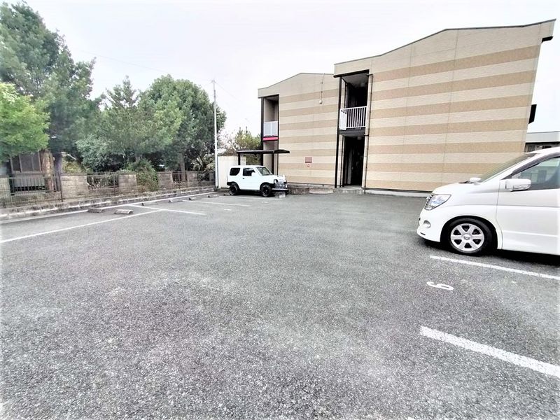 レオパレスリバーサイド野中 駐車場