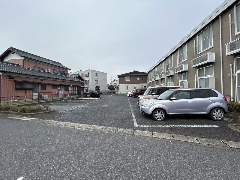 レオパレスアラモードⅢ 駐車場