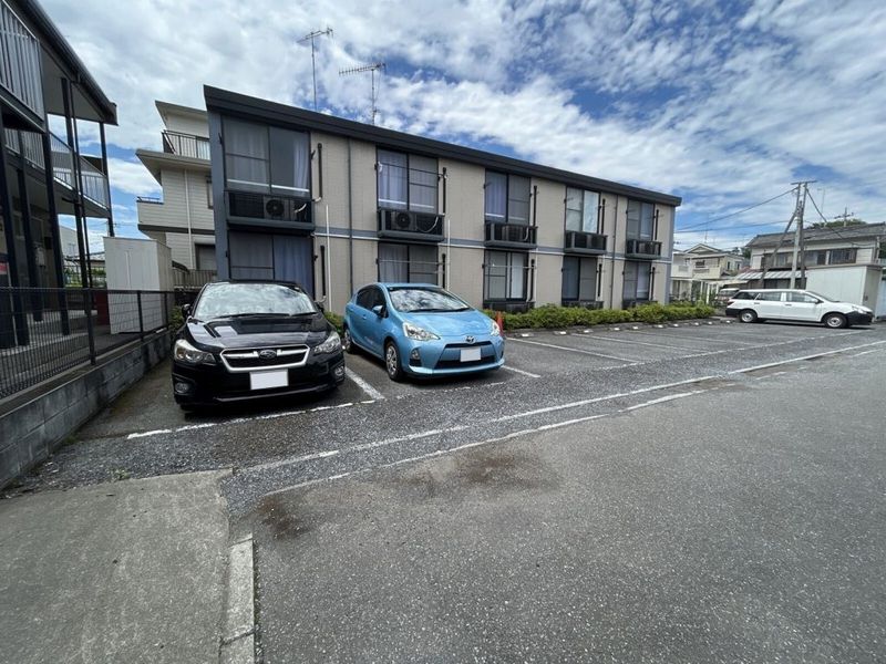 レオパレスプロヴァンス 駐車場