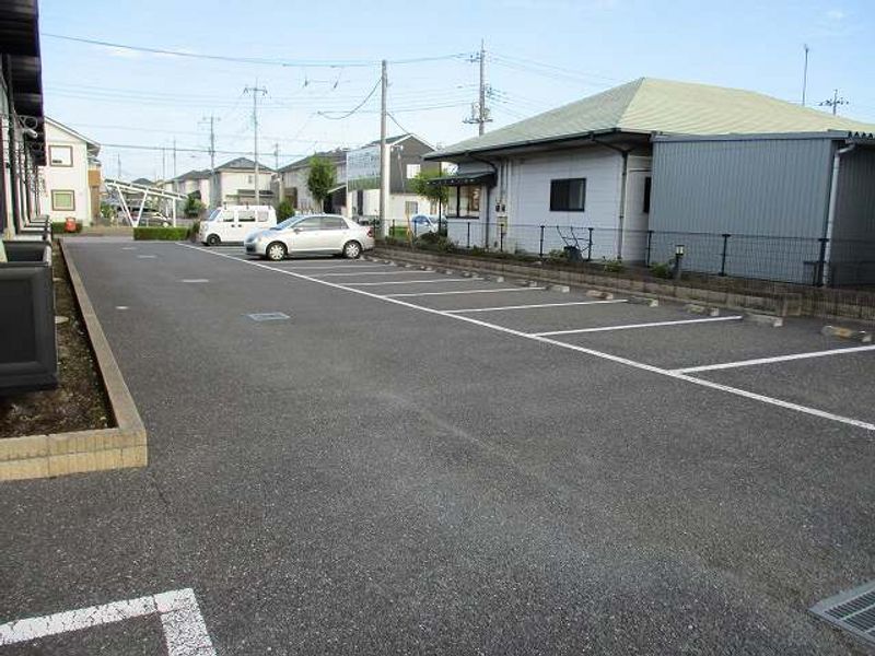 レオパレスバレーナ紅葉 駐車場