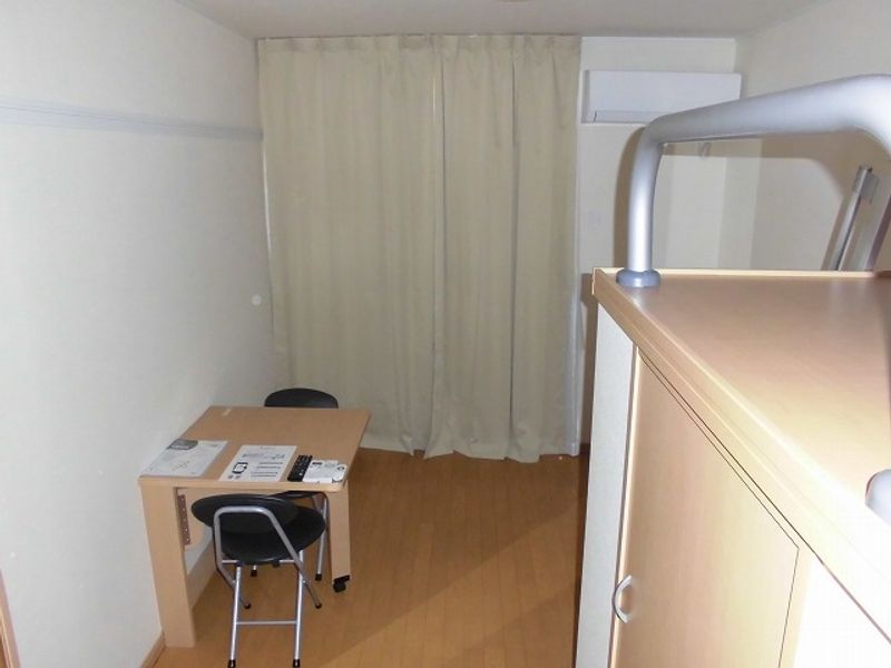 レオパレスオバタ　原町 居間