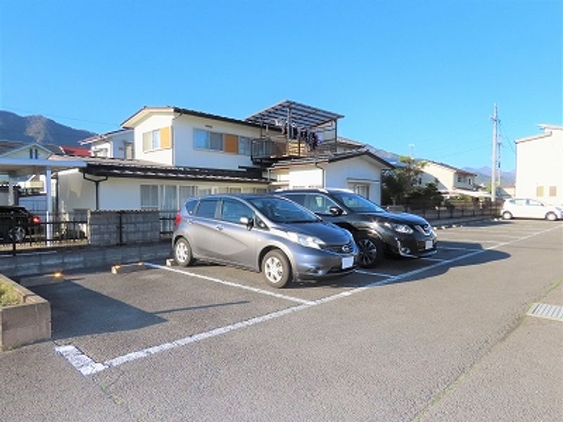 レオパレスエバーグリーン 駐車場