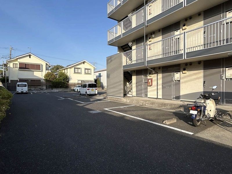 レオパレスブリリアント 駐車場