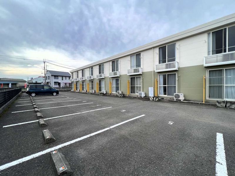 レオパレスＵＮＩ 駐車場