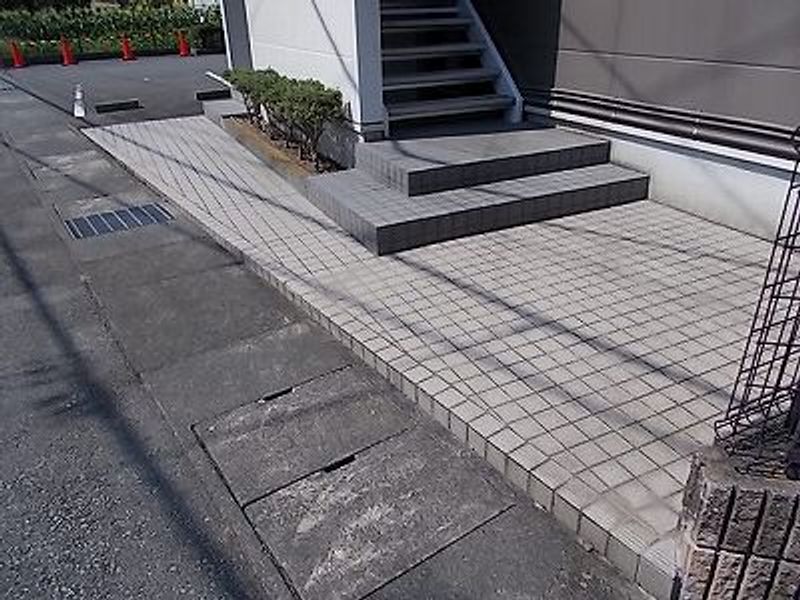 レオパレスジュリアン エントランス