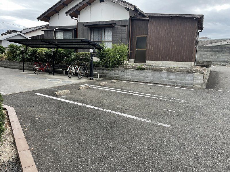 レオネクスト小郡 駐車場