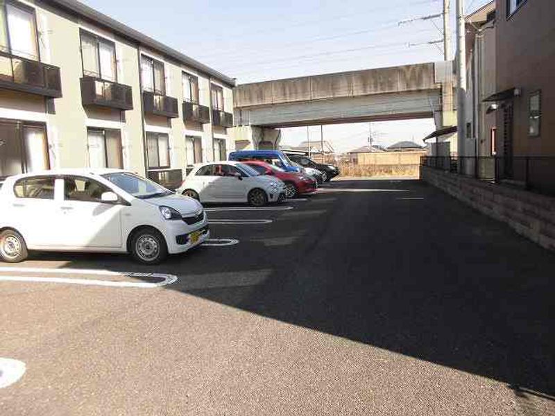 レオパレスグランロッシュ 駐車場