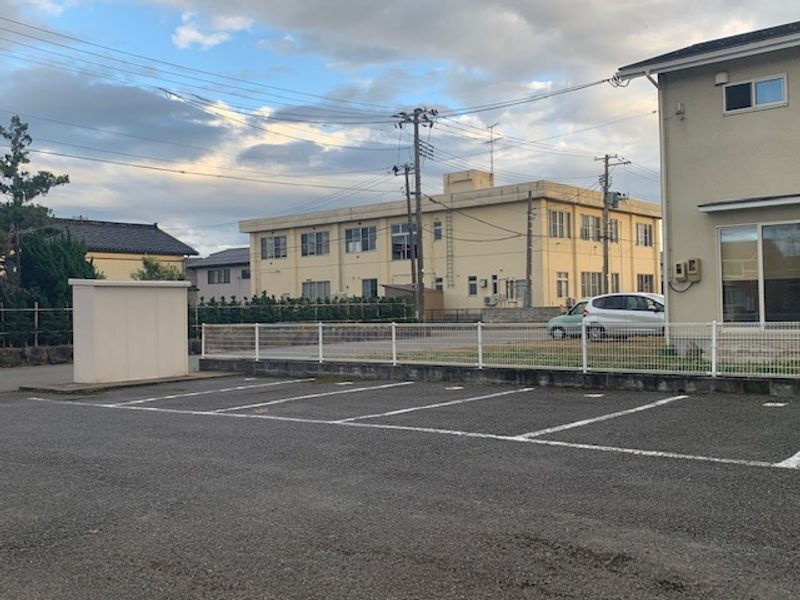 レオパレスフレッシュびーんず 駐車場