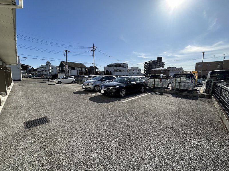 レオパレスＨＡＺＵＫＩ 駐車場