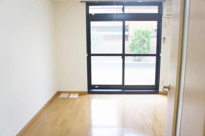 レオパレス如意申 居間