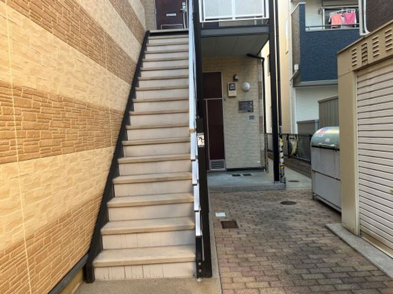レオパレスハーバー東出町 エントランス