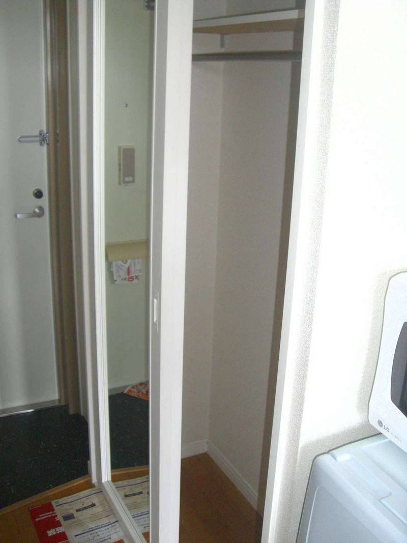 レオパレスセジュール 玄関