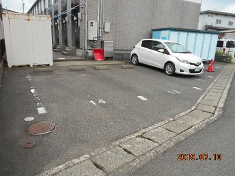 レオパレスメゾネット長本 駐車場