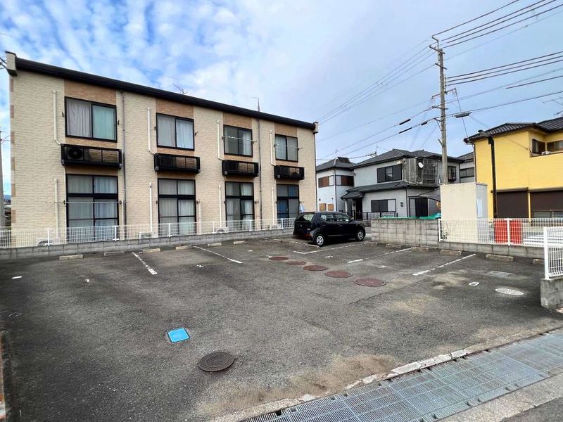 レオパレス一里松 駐車場