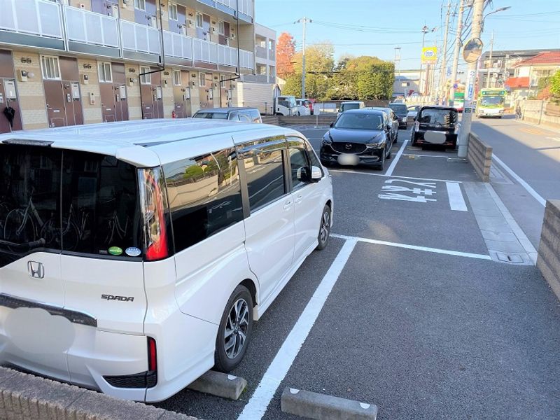 レオパレスブルージュ 駐車場