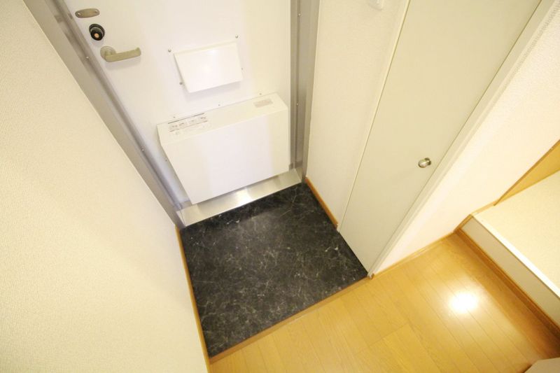 レオパレス石山 玄関