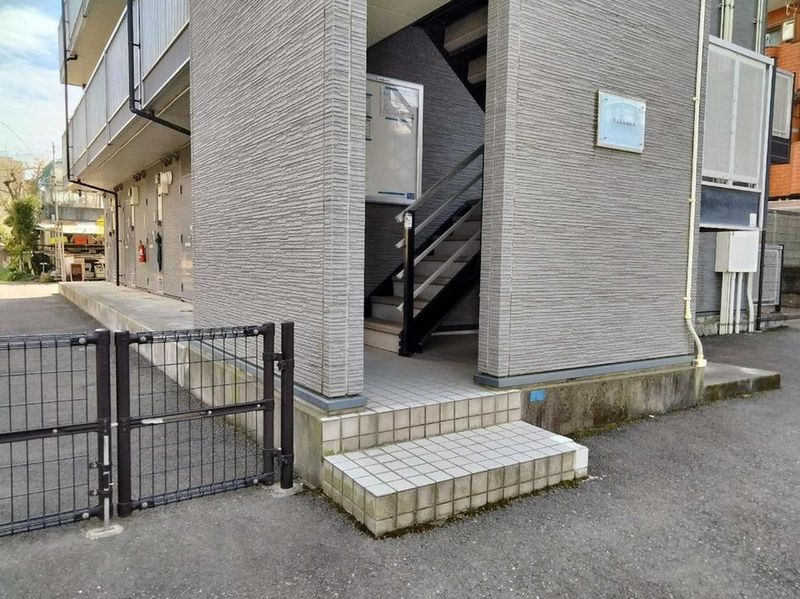 レオパレスサザンカ エントランス