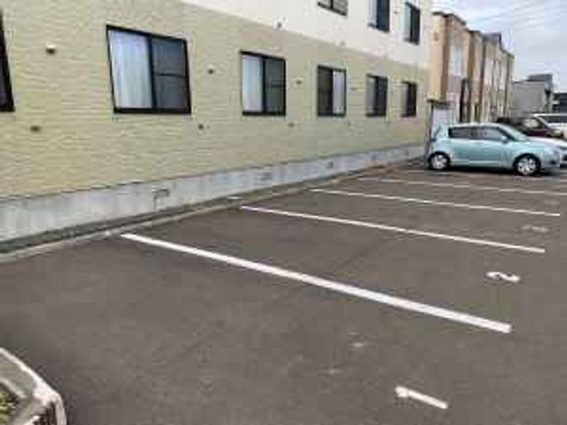 レオパレス八軒 駐車場