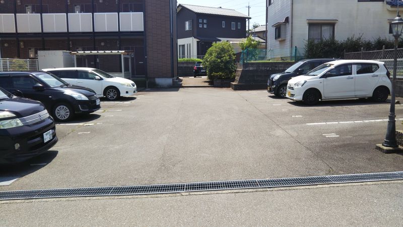 レオパレスシェーンブルン 駐車場