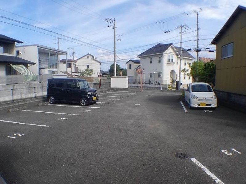 レオパレスコンフォール屋島 駐車場
