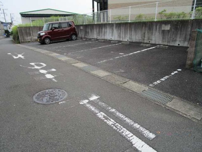 レオパレスメルク中井 駐車場