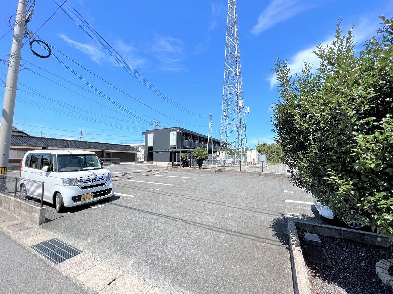 レオパレスラークⅡ 駐車場