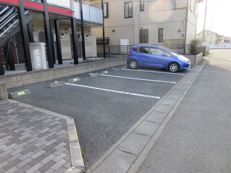 レオパレスアールユー 駐車場