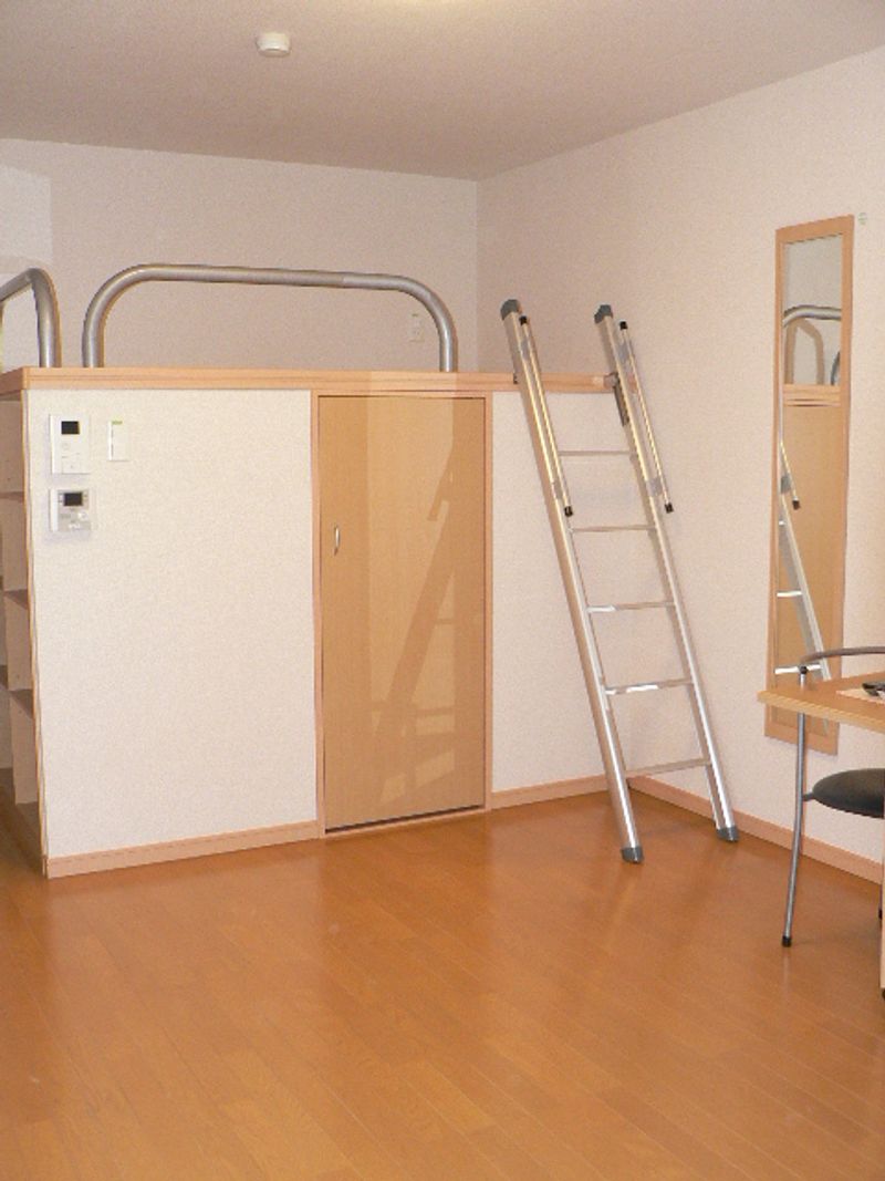 レオパレスエミールプラザ 居間