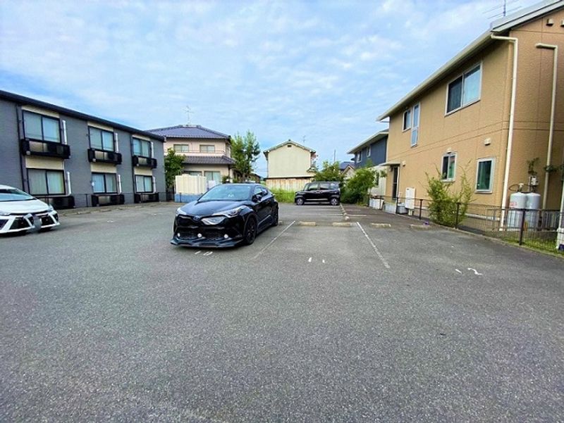 レオパレスルミエール明神 駐車場