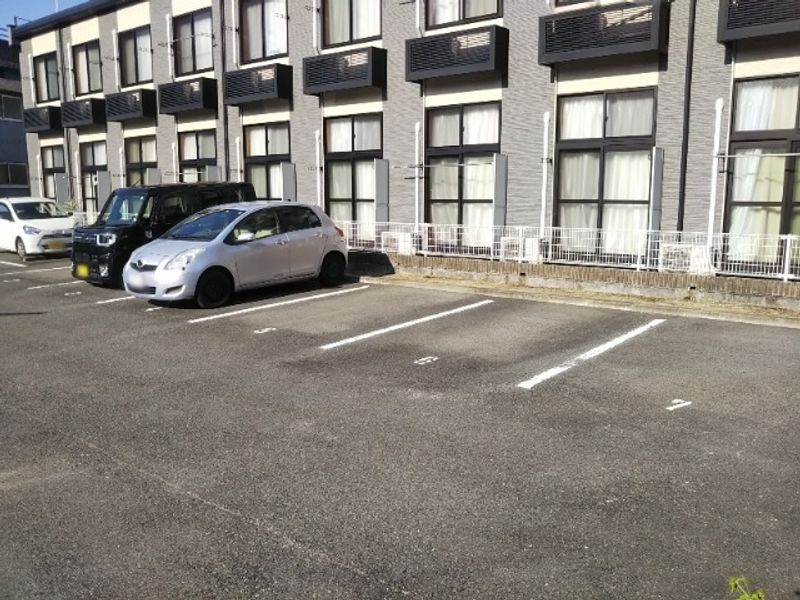 レオパレスプラムバレー 駐車場