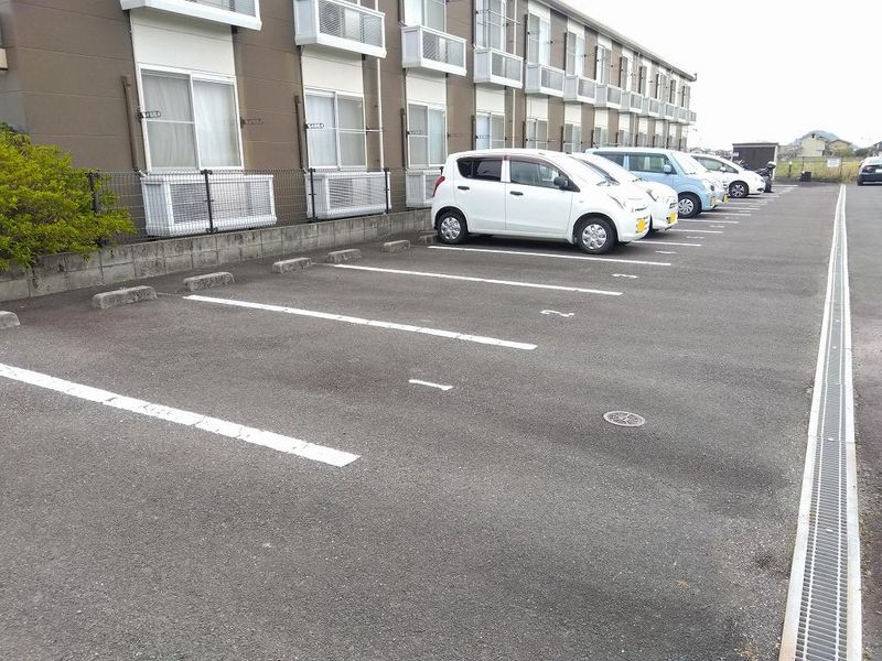 レオパレスカワシマ 駐車場