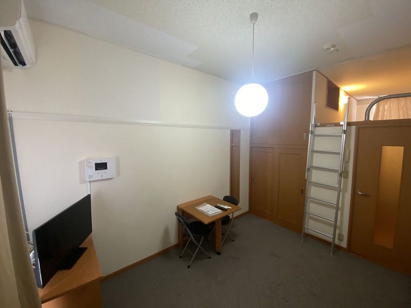 レオパレスＵ 居間